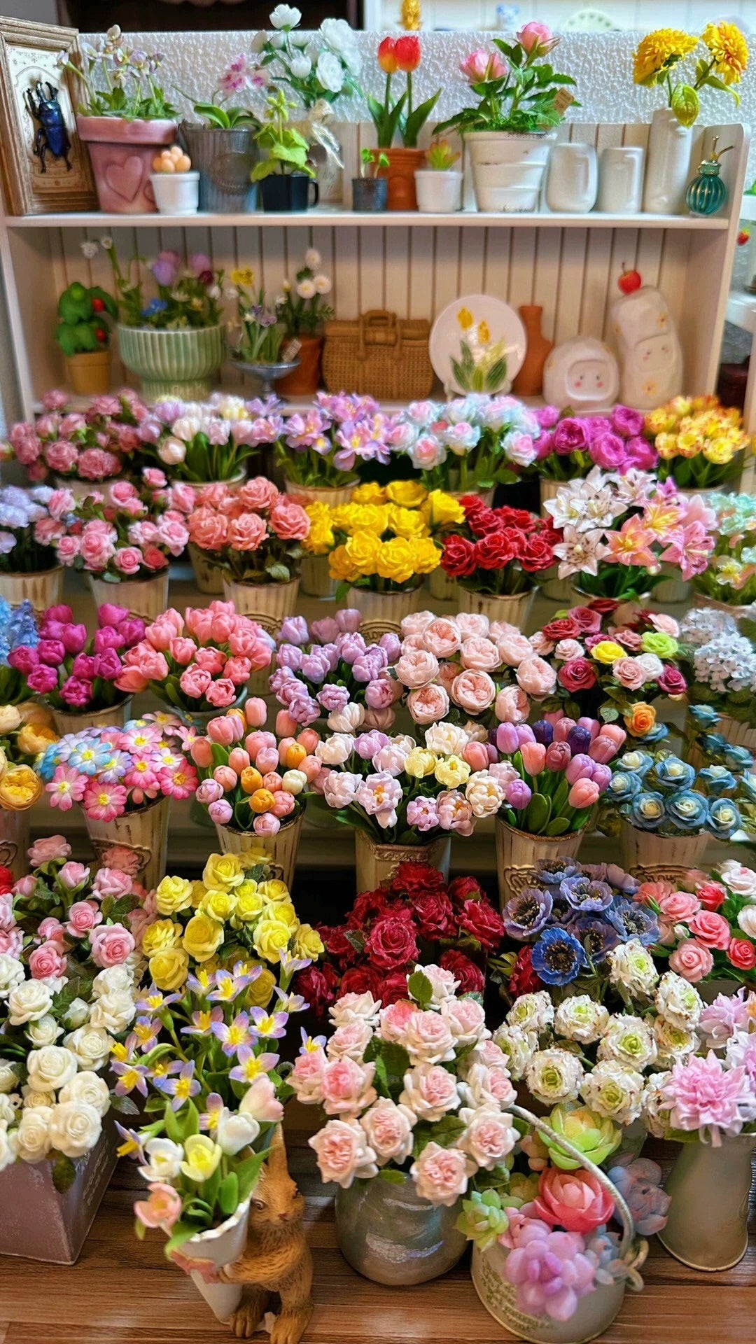 Soporte de flores en miniatura a escala 1:12 con arreglo floral para decoración de jardín de casa de muñecas