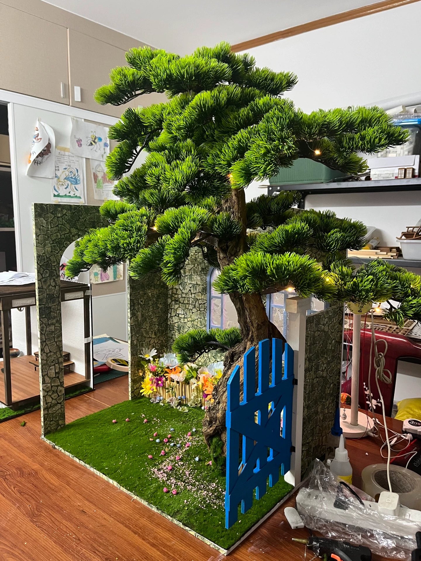 Accesorio para casa de muñecas en miniatura con patio y árbol a escala 1:12