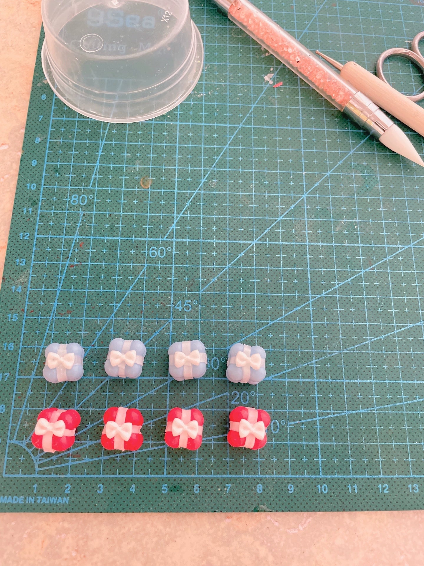 Caja de regalo en miniatura a escala 1:12, accesorio para casa de muñecas en miniatura con arcilla.