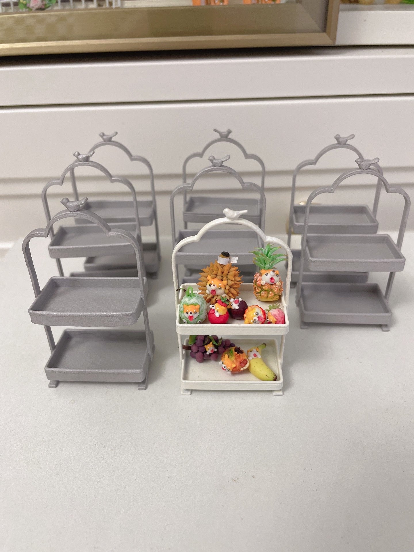 Soporte de postre de metal de doble capa con pájaro en miniatura a escala 1:12, modelo blanco, muebles para casa de muñecas en miniatura