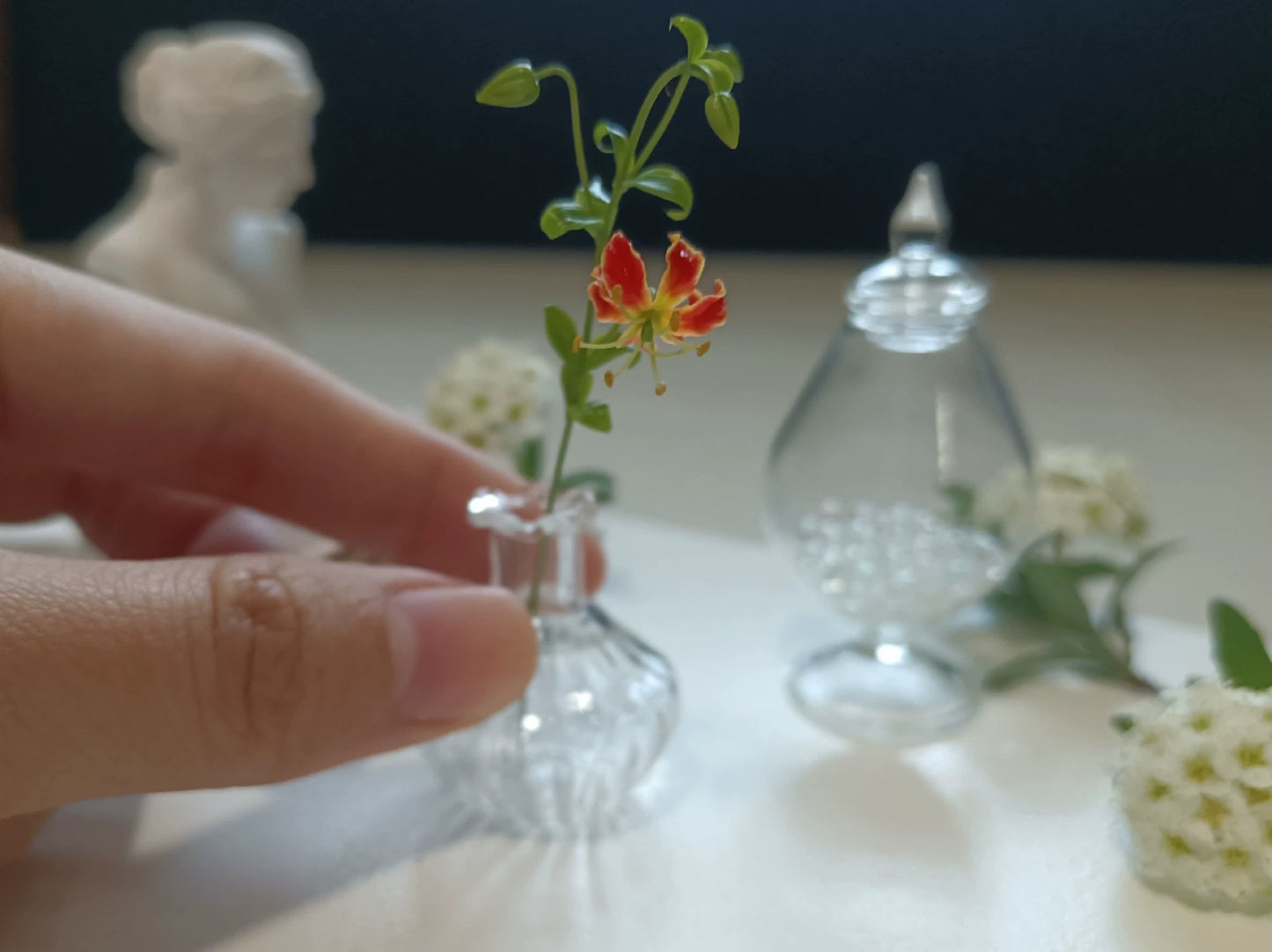 Miniatura de arcilla a escala 1:12 con flor de lirio de cala, accesorio decorativo para muñeca BJD Blythe