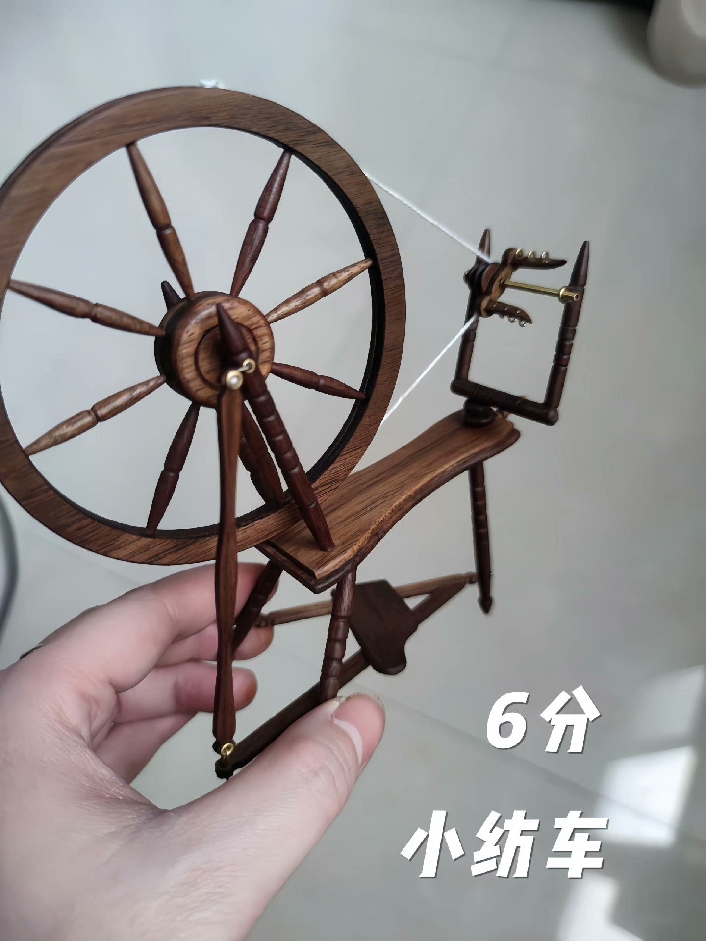 Muebles de casa de muñecas en miniatura a escala 1:6 con rueca