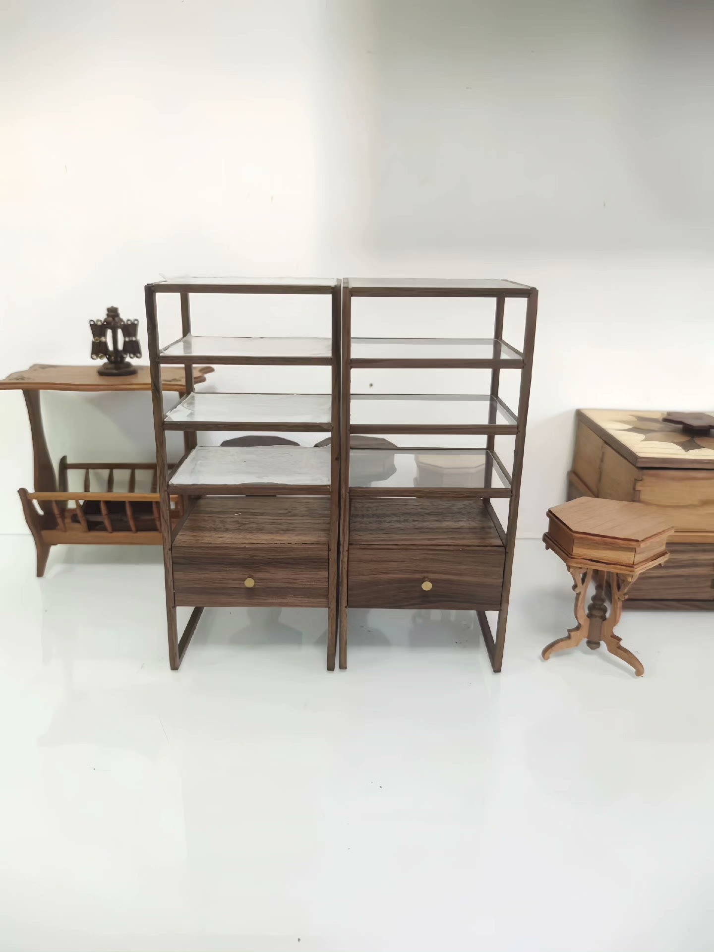 Étagère de présentation en noyer à l'échelle 1:12, meubles miniatures pour maison de poupée