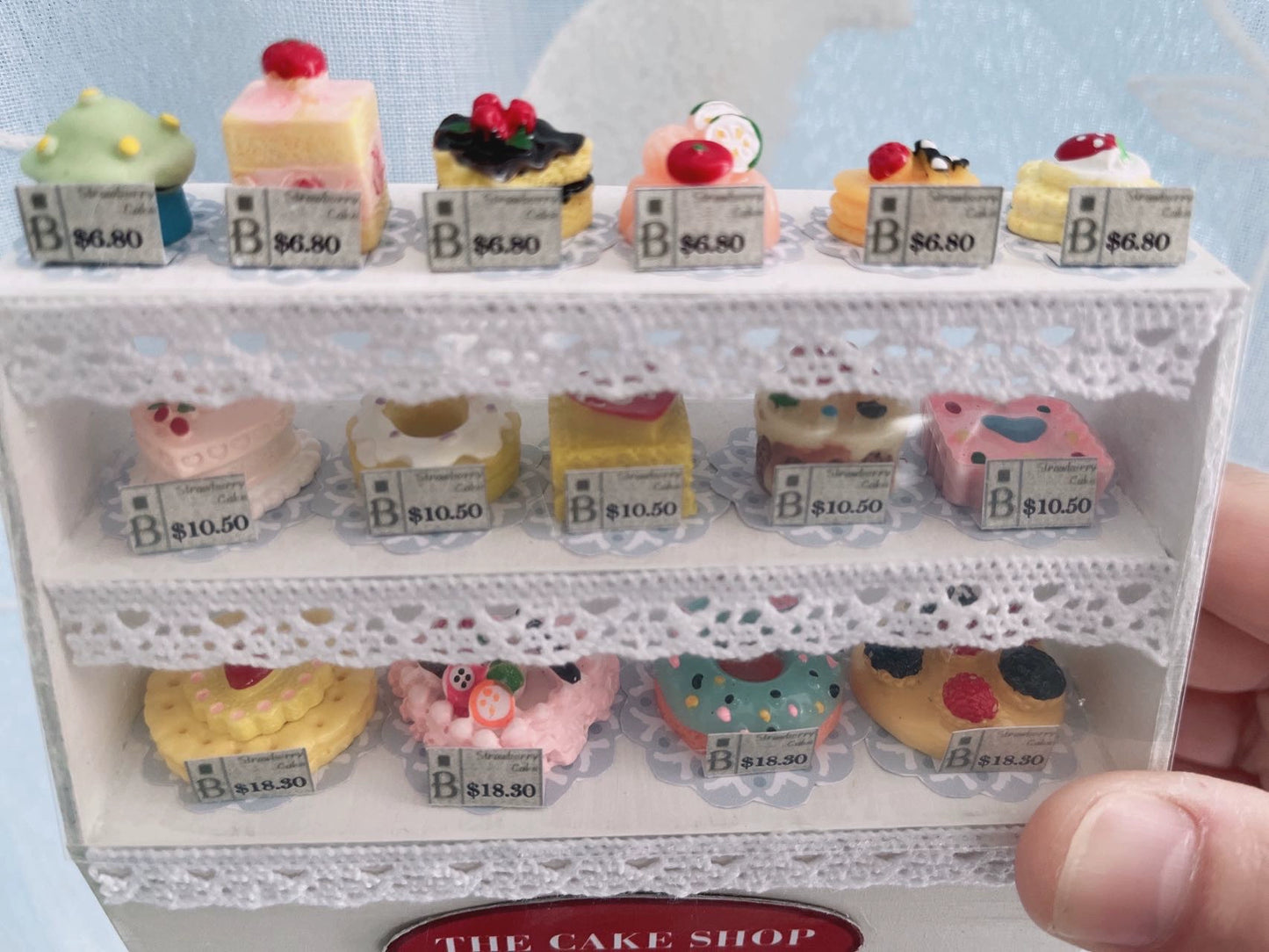 Vitrina para pasteles en miniatura, hecha a mano, a escala 1:12, para casa de muñecas y panadería.