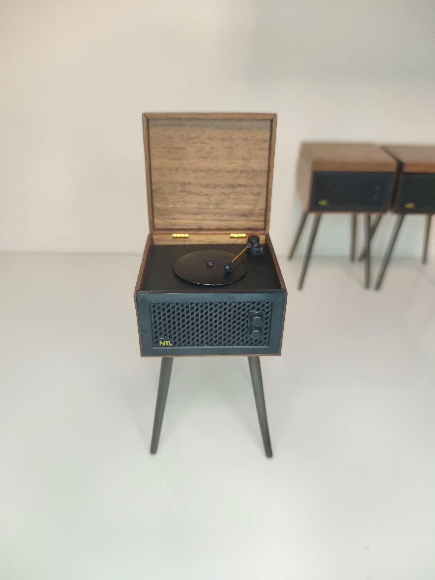 Tourne-disque miniature en noyer à l'échelle 1:6 pour maison de poupée