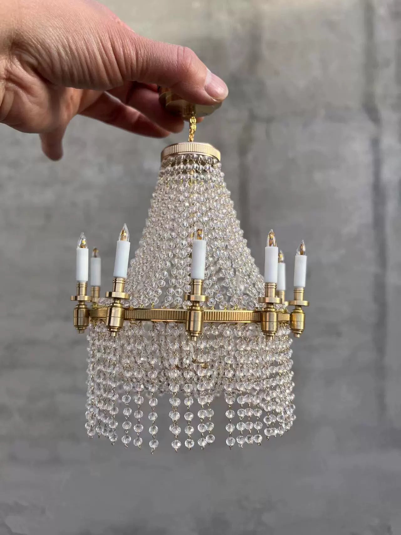 Lustre miniature à l'échelle 1:6 avec perles de cristal et pompons pour maison de poupée Blythe BJD, éclairage rechargeable à télécommande