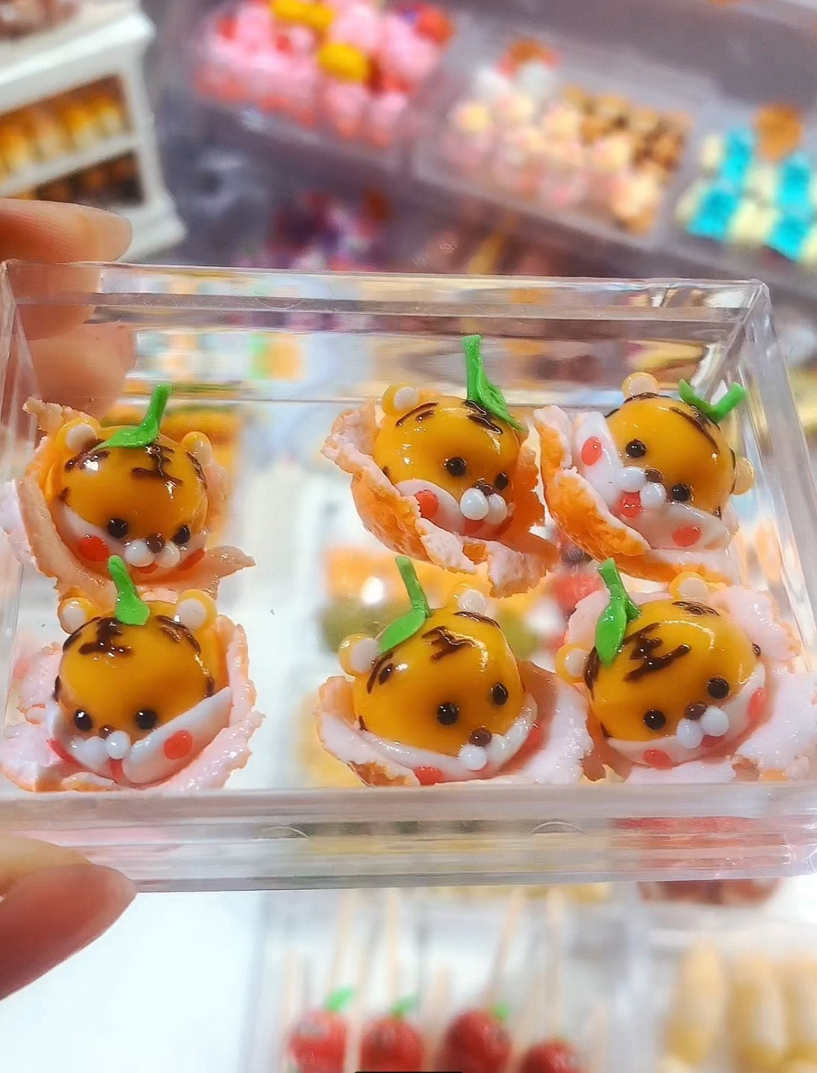 Maison de poupée miniature à l'échelle 1:12 avec gâteaux en argile