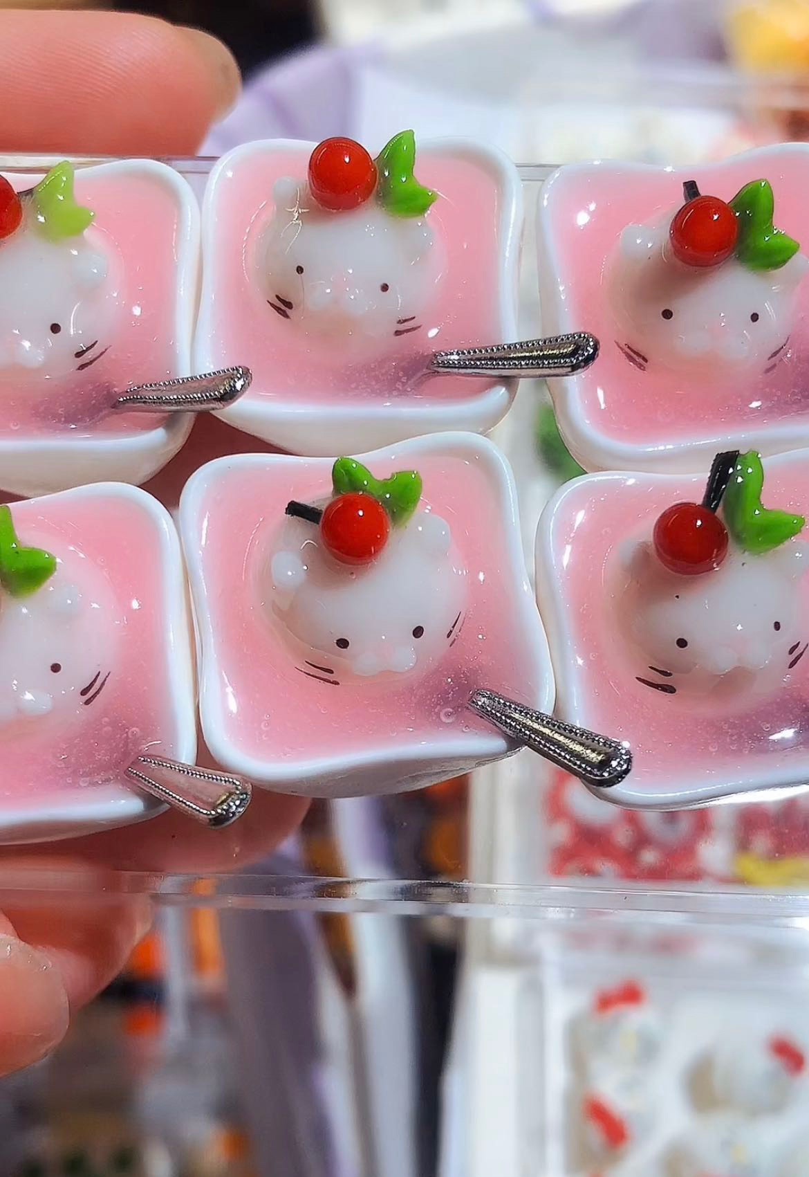 Escena de pastelería de casa de muñecas Tangyuan con león marino de arcilla en miniatura a escala 1:12 con pasteles en miniatura