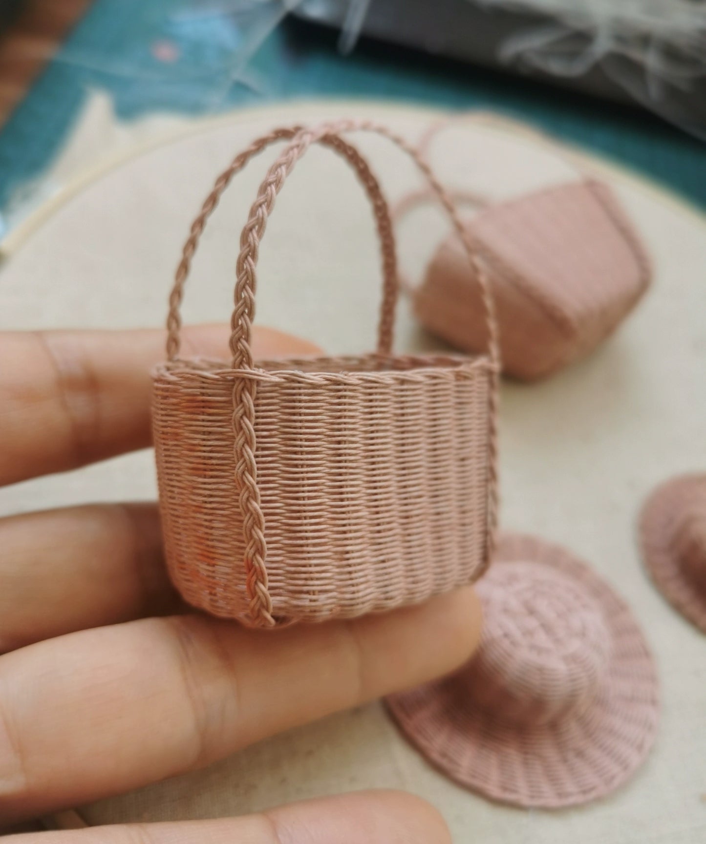 1:12 Scale Miniature Wicker Basket Flower Basket And Hat With Customizable Butterfly For Dollhouse Accessories