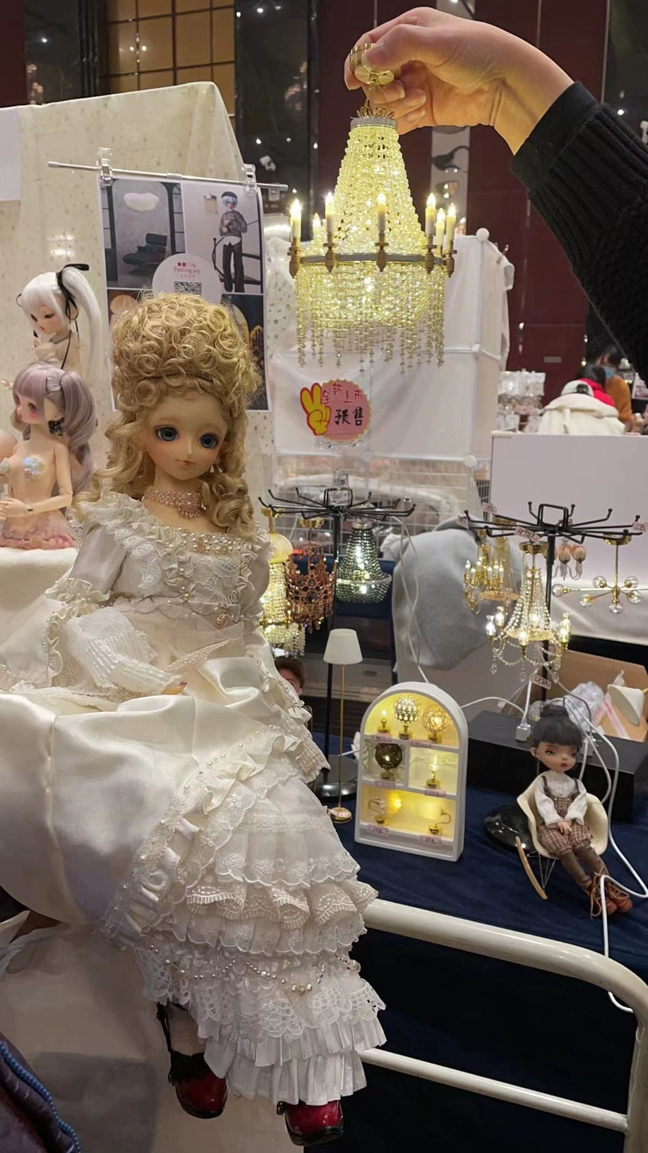 Lustre miniature à l'échelle 1:6 avec perles de cristal et pompons pour maison de poupée Blythe BJD, éclairage rechargeable à télécommande