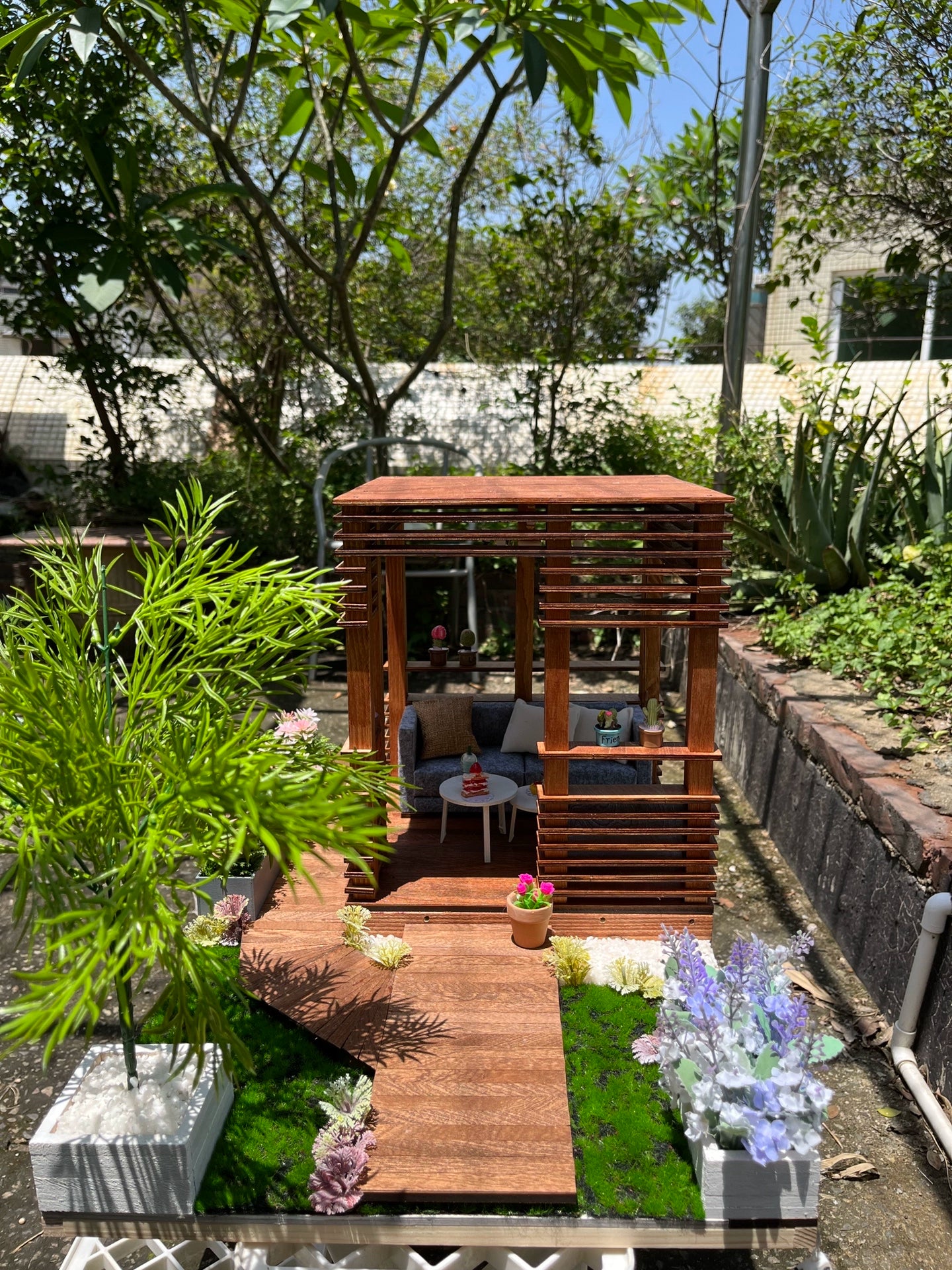 Casa de muñecas en miniatura a escala 1:12 con escena de jardín de vacaciones de verano