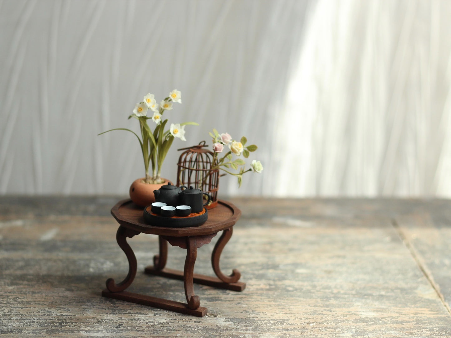 Mesa de té en miniatura personalizable de nogal negro a escala 1:6