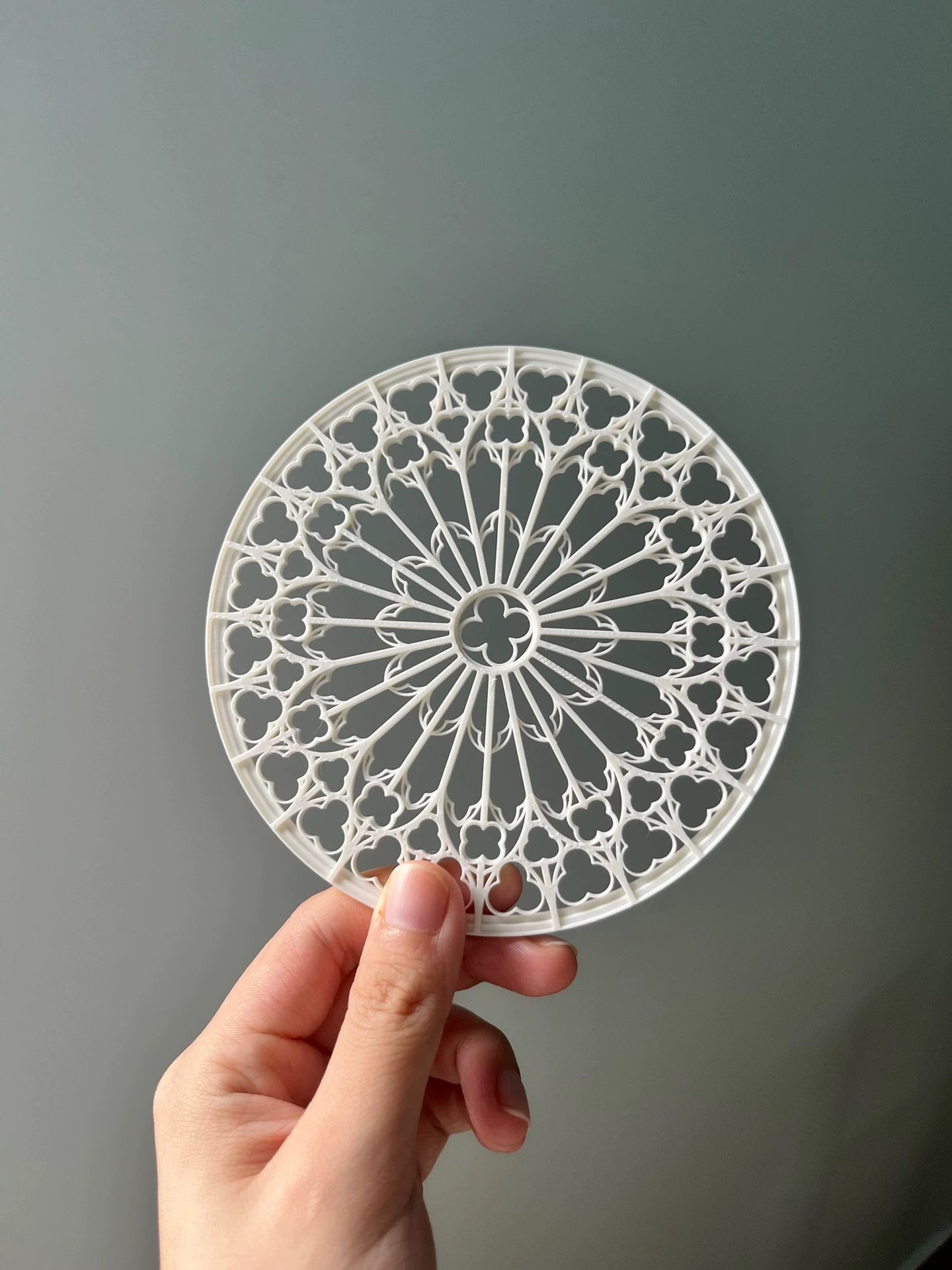 Vitral gótico a escala 1:6, impreso en 3D, tamaño ajustable, accesorio para casa de muñecas en miniatura.