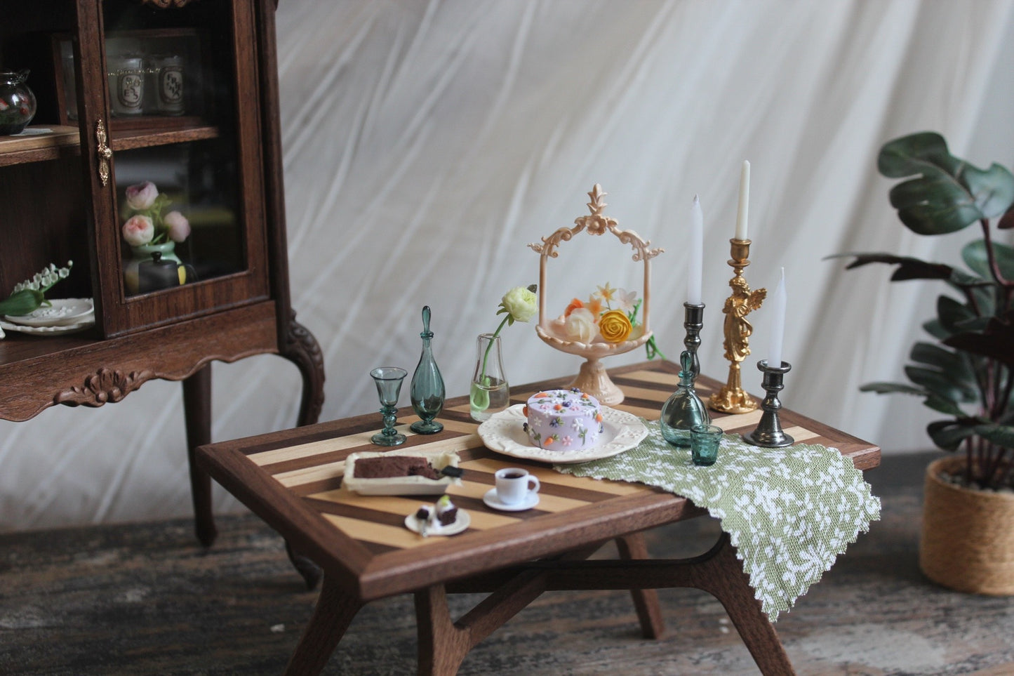 Mesa de comedor en miniatura de madera maciza con parquet a escala 1:6 para casa de muñecas
