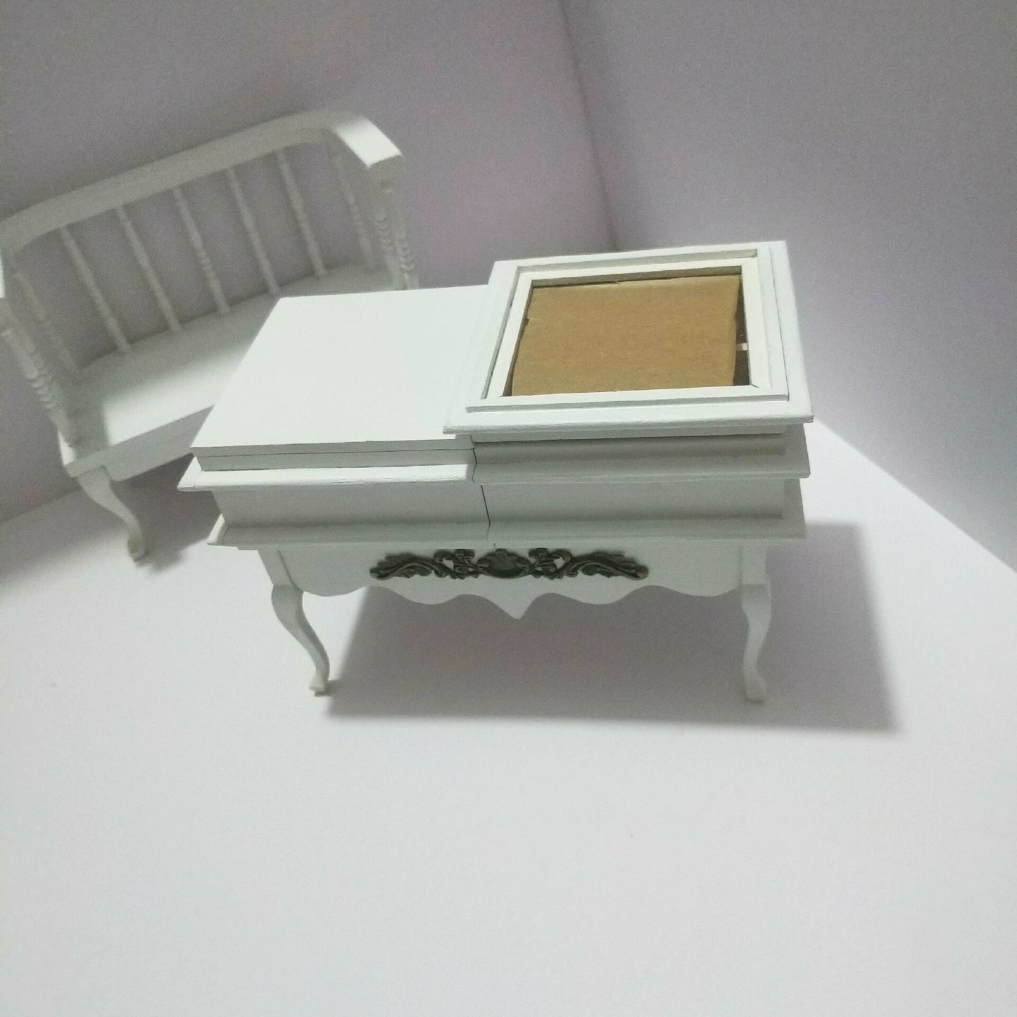 Meuble miniature pour vitrine de poupées à l'échelle 1:6