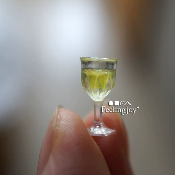 Verre à vin rouge miniature en plastique à l'échelle 1:24, accessoire de scène pour maison de poupée, modèle de nourriture, accessoire de jeu