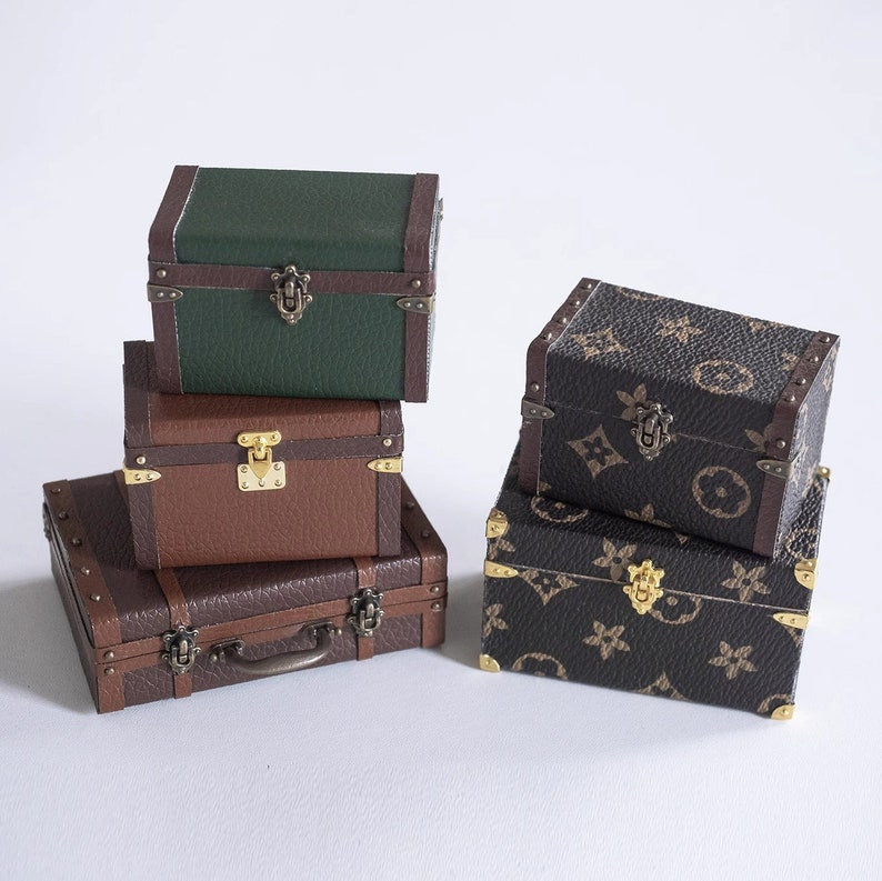 1:12 Scale Miniature Suitcase Hand Luggage Treasure Chest Dollhouse Furniture Accessory Desktop Toy Model