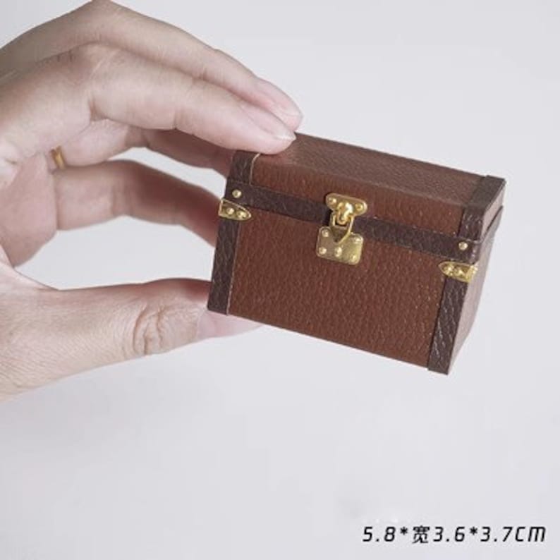 1:12 Scale Miniature Suitcase Hand Luggage Treasure Chest Dollhouse Furniture Accessory Desktop Toy Model