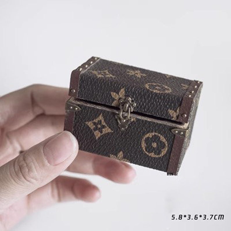 1:12 Scale Miniature Suitcase Hand Luggage Treasure Chest Dollhouse Furniture Accessory Desktop Toy Model