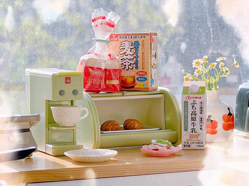 Cafetera de cápsulas en miniatura a escala 1:6 con cápsulas de café y bolitas de leche para cocina de casa de muñecas, accesorios BJD y Blythe.