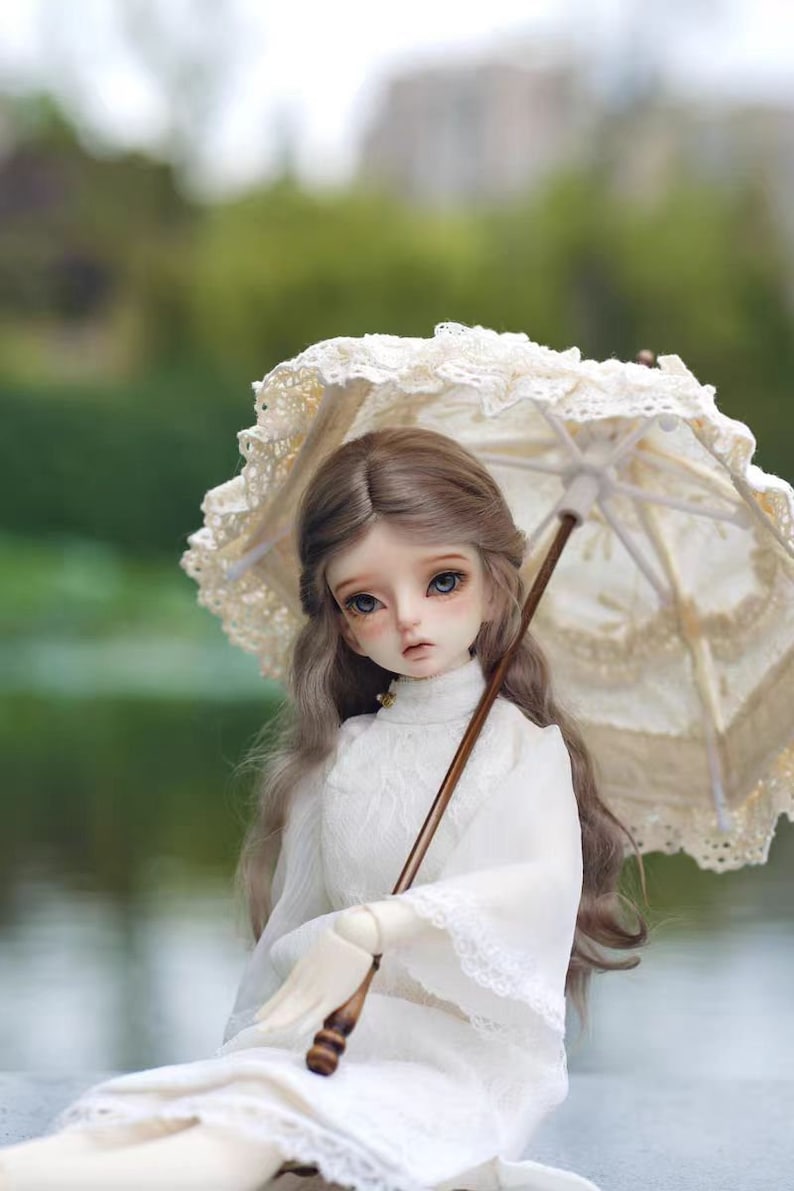 Paraguas de encaje antiguo en miniatura a escala 1:12: accesorio de casa de muñecas con mango largo para exhibiciones de BJD y modelos.