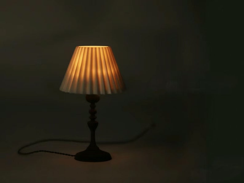 Lampe de table plissée rétro en noyer noir français pour maison de poupée miniature à l'échelle 1:6, lampe de bureau, accessoire de meubles BJD Blythe, jouet