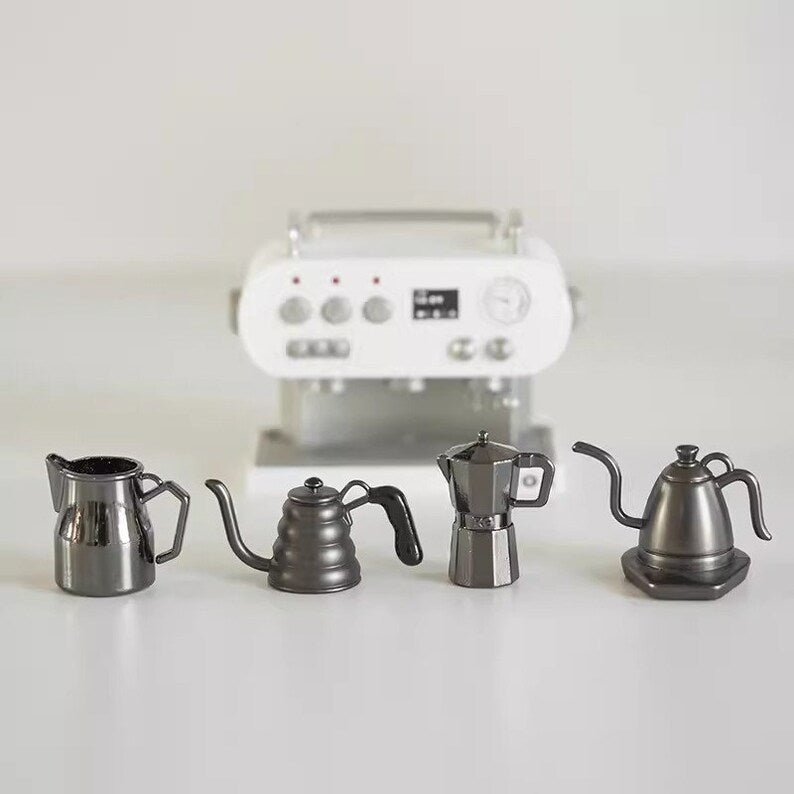 Aquí está el título SEO optimizado según tus pautas:
Cafetera en miniatura a escala 1:6, accesorio de cocina para casa de muñecas, muebles en miniatura para muñecas BJD y Blythe.