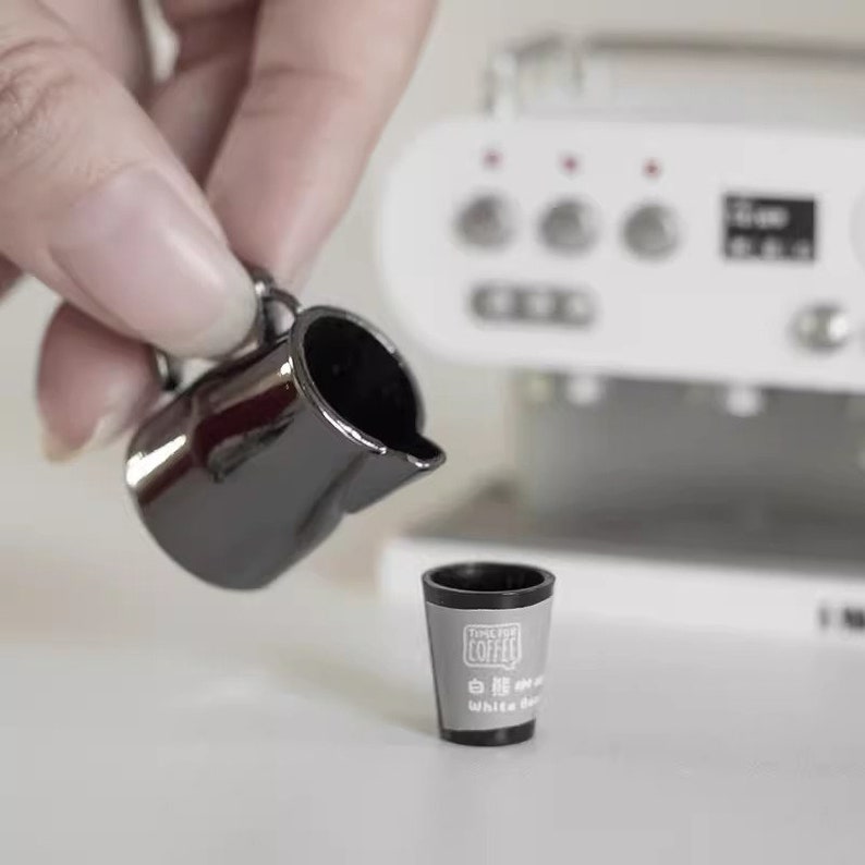 Aquí está el título SEO optimizado según tus pautas:
Cafetera en miniatura a escala 1:6, accesorio de cocina para casa de muñecas, muebles en miniatura para muñecas BJD y Blythe.