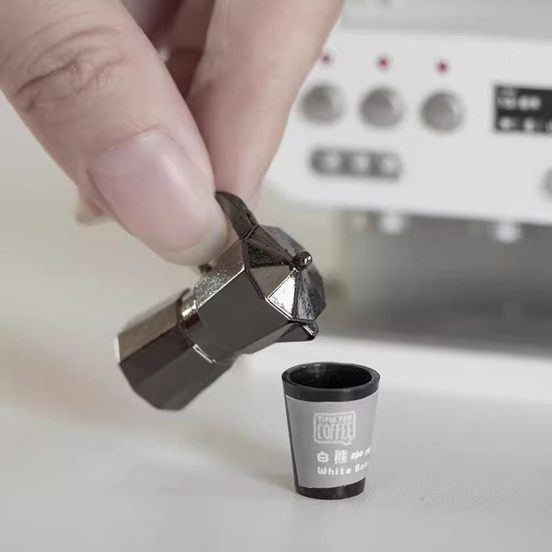 Aquí está el título SEO optimizado según tus pautas:
Cafetera en miniatura a escala 1:6, accesorio de cocina para casa de muñecas, muebles en miniatura para muñecas BJD y Blythe.