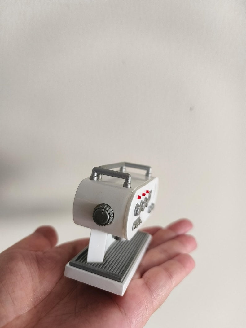 Aquí está el título SEO optimizado según tus pautas:
Cafetera en miniatura a escala 1:6, accesorio de cocina para casa de muñecas, muebles en miniatura para muñecas BJD y Blythe.