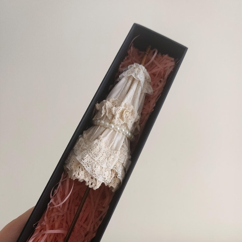 Paraguas de encaje antiguo en miniatura a escala 1:12: accesorio de casa de muñecas con mango largo para exhibiciones de BJD y modelos.