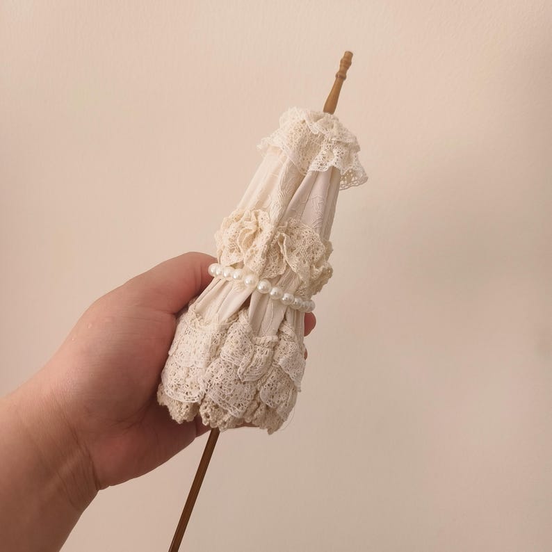 Paraguas de encaje antiguo en miniatura a escala 1:12: accesorio de casa de muñecas con mango largo para exhibiciones de BJD y modelos.