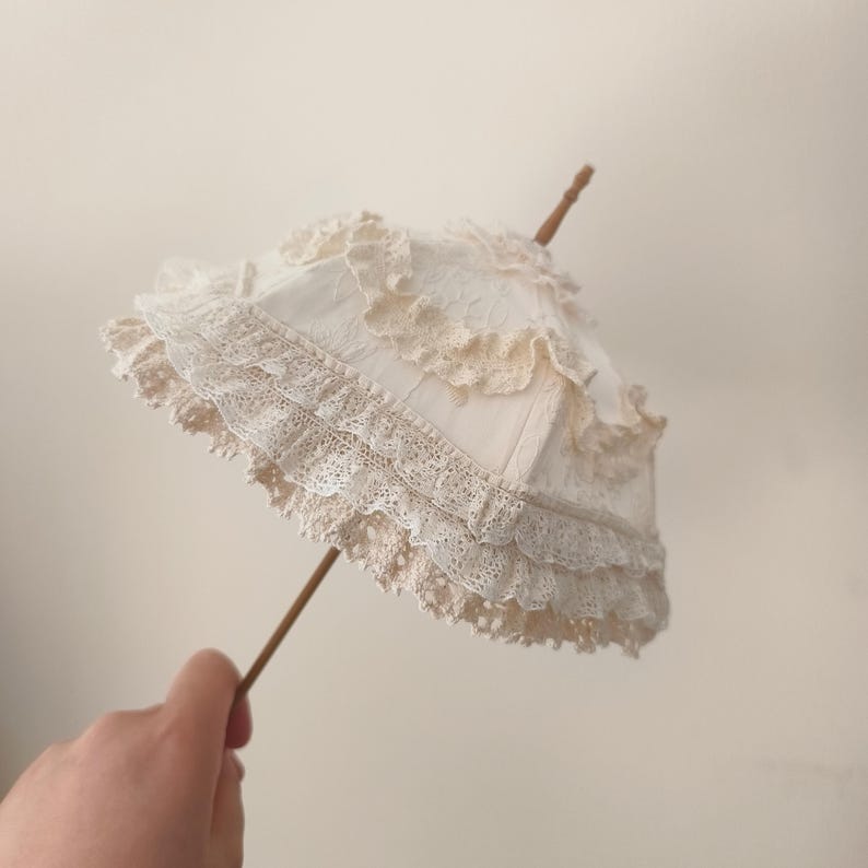 Paraguas de encaje antiguo en miniatura a escala 1:12: accesorio de casa de muñecas con mango largo para exhibiciones de BJD y modelos.