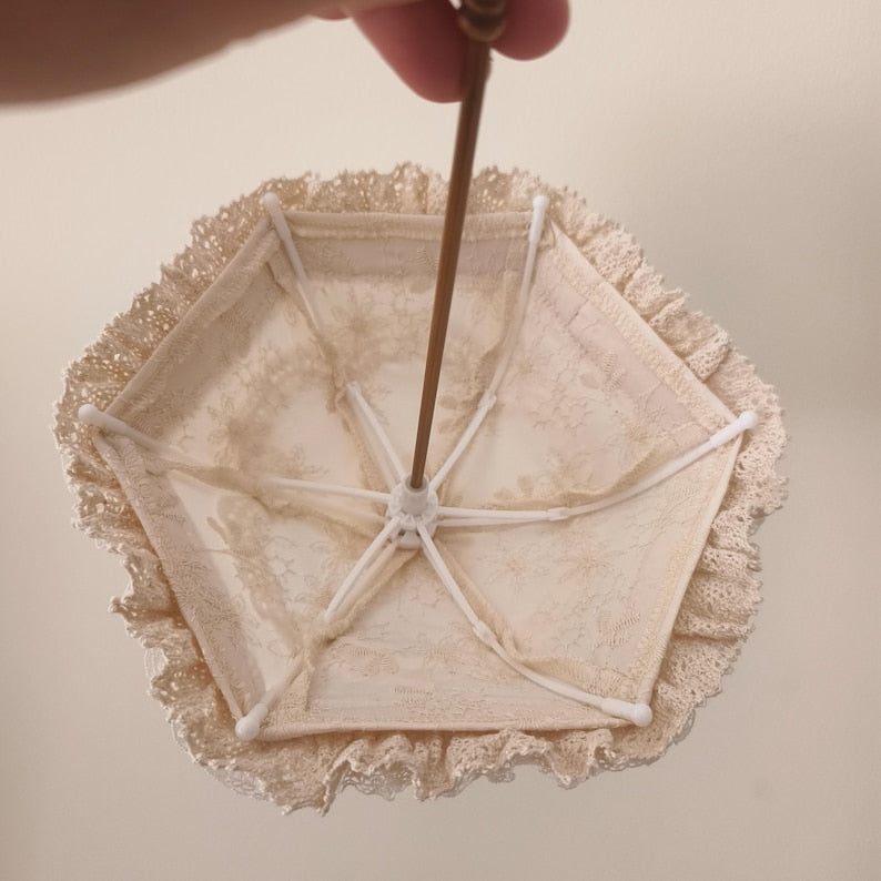 Paraguas de encaje antiguo en miniatura a escala 1:12: accesorio de casa de muñecas con mango largo para exhibiciones de BJD y modelos.