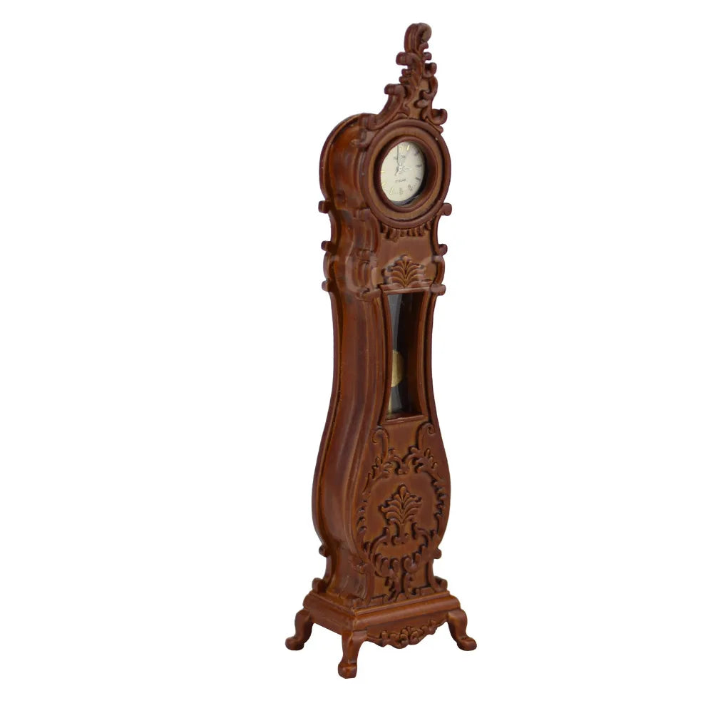 Reloj de piso en miniatura de estilo europeo a escala 1:12 con tallas intrincadas.