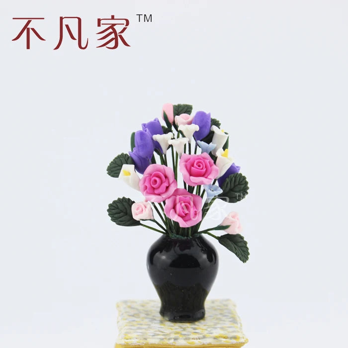 Jarrón de casa de muñecas en miniatura a escala 1:12 con flores rojas y moradas para decoración del hogar