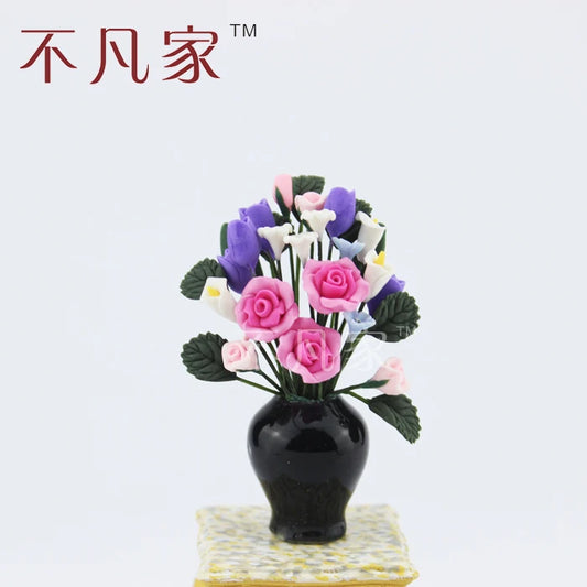 Jarrón de casa de muñecas en miniatura a escala 1:12 con flores rojas y moradas para decoración del hogar