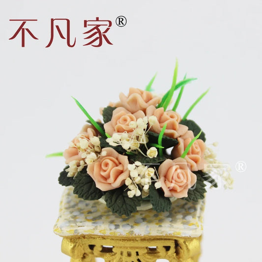 Arreglo floral rosa en miniatura para casa de muñecas a escala 1:12, decoración floral hecha a mano.