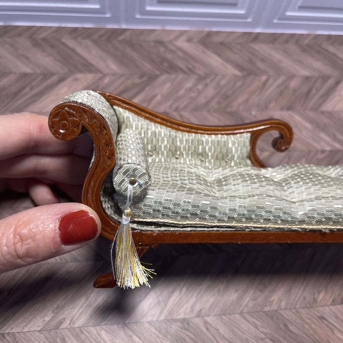 Chaise longue inclinable en satin sculpté à la main, meuble miniature Blythe Ob11
