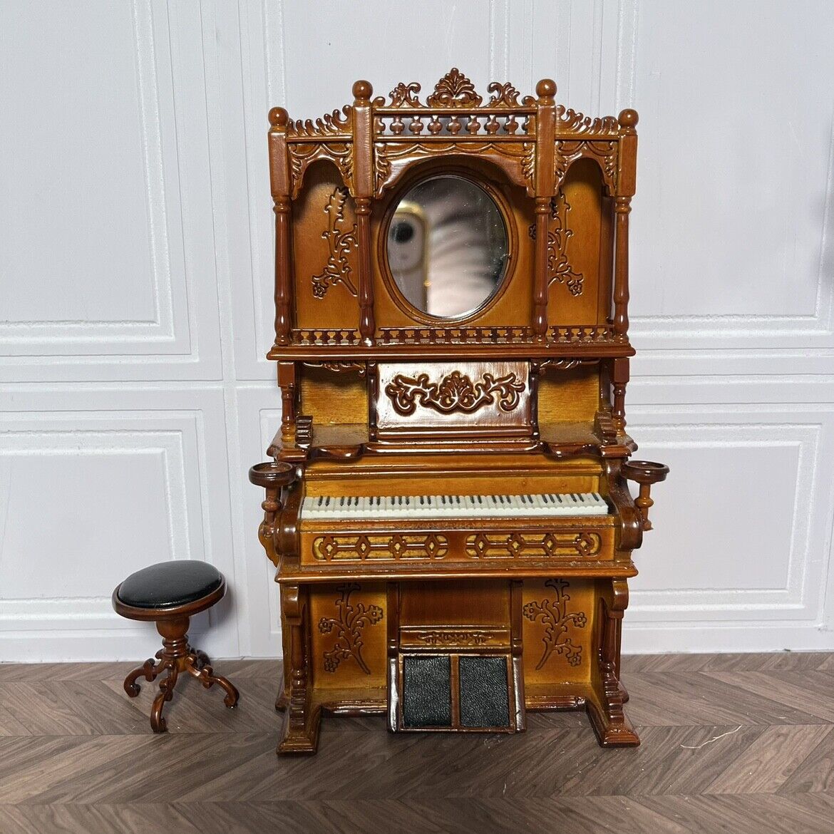 Ensemble de piano vintage miniature avec tabouret miroir et fleurs sculptées à l'échelle 1/12