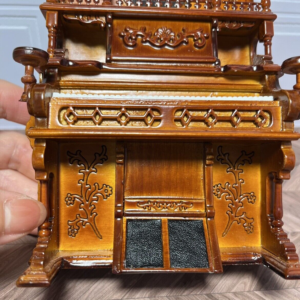 Ensemble de piano vintage miniature avec tabouret miroir et fleurs sculptées à l'échelle 1/12