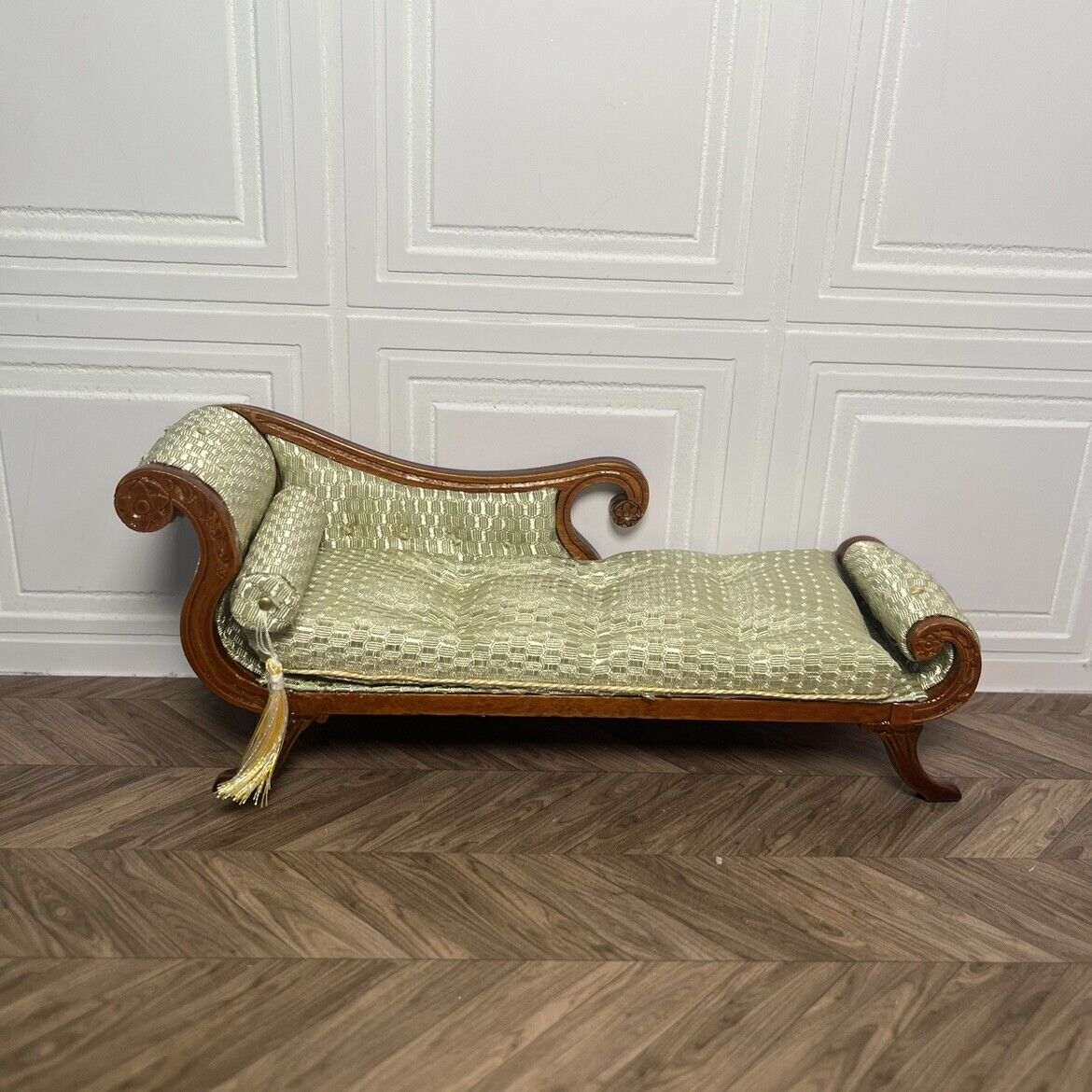 Chaise longue inclinable en satin sculpté à la main, meuble miniature Blythe Ob11