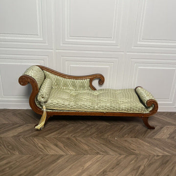 Chaise longue inclinable en satin sculpté à la main, meuble miniature Blythe Ob11