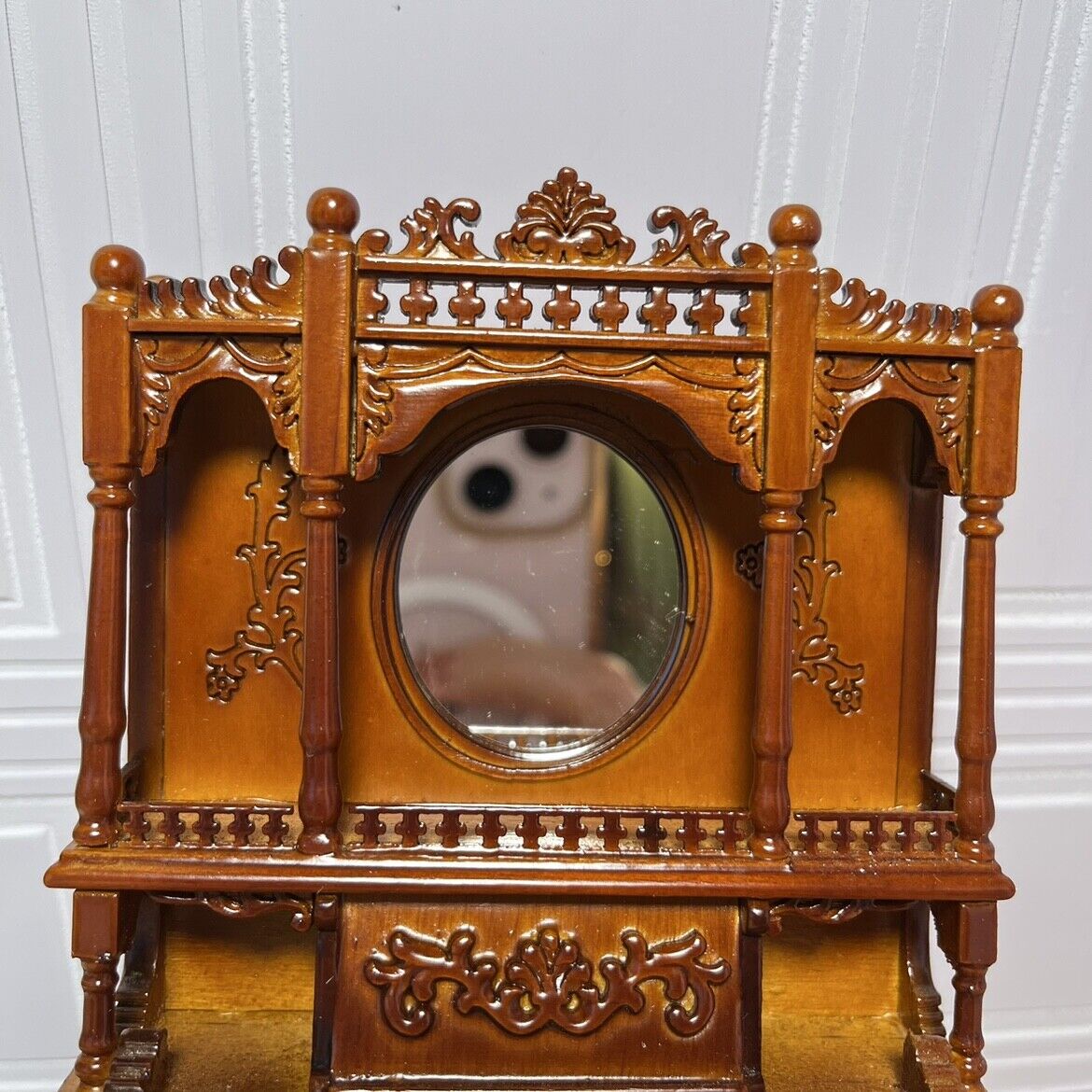 Ensemble de piano vintage miniature avec tabouret miroir et fleurs sculptées à l'échelle 1/12