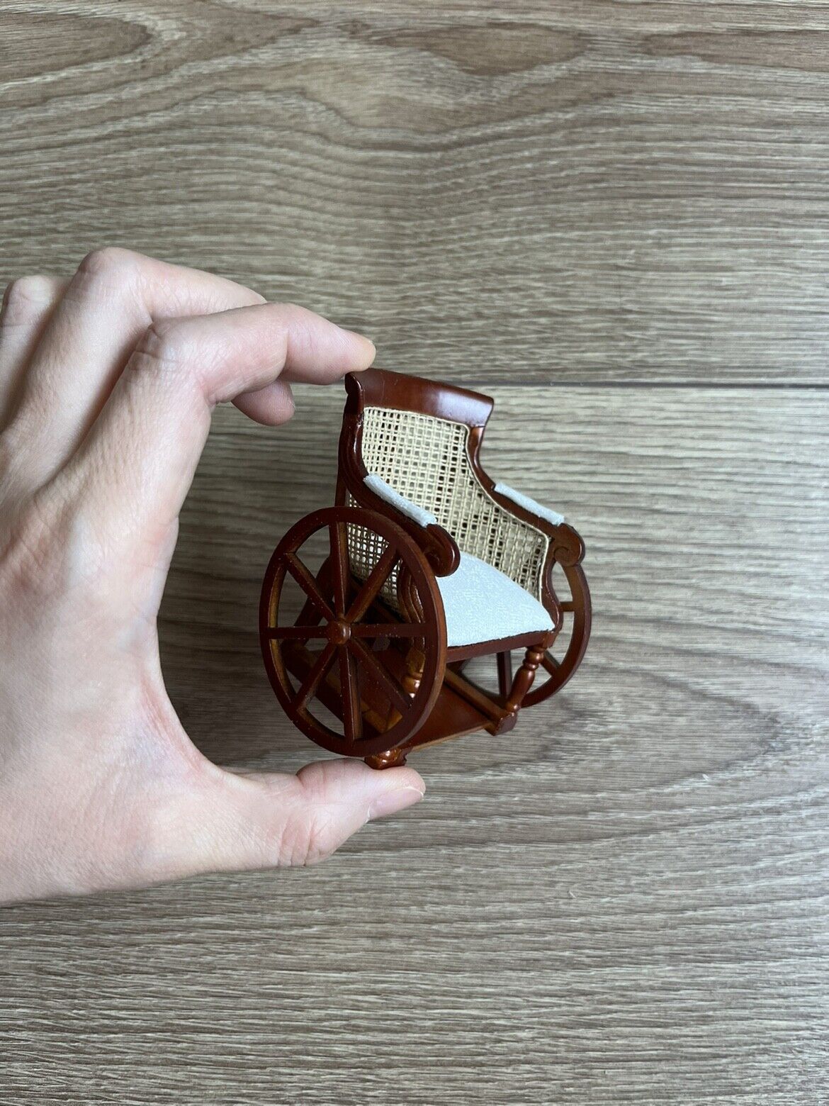 Mini Furniture 1:12 Dollhouse Mini Furniture Mesh Wheelchair Rotatable Foot Pad