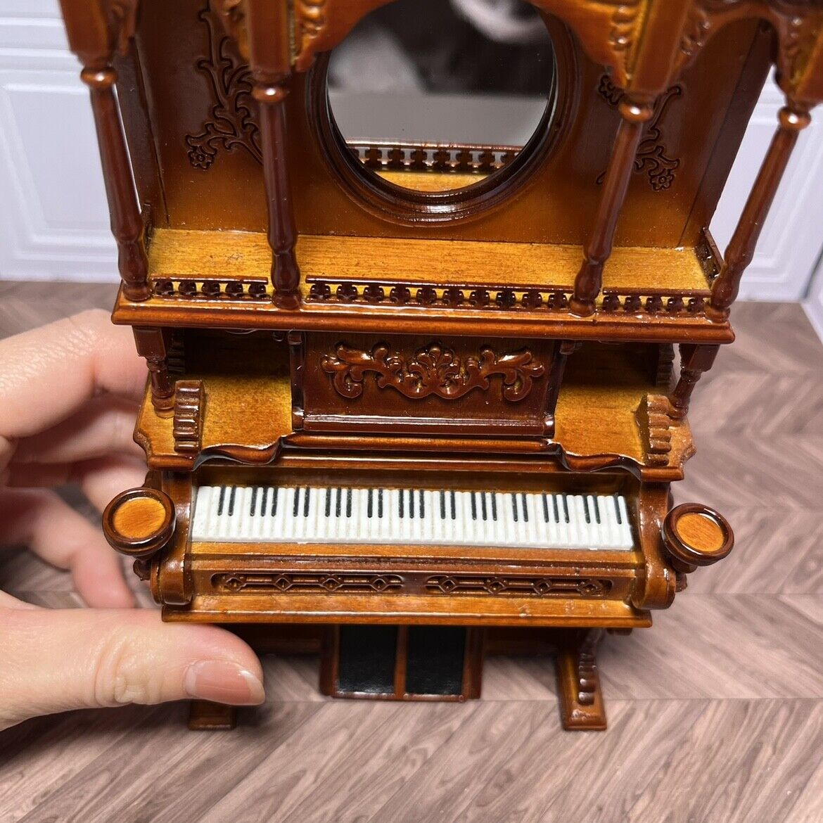 Ensemble de piano vintage miniature avec tabouret miroir et fleurs sculptées à l'échelle 1/12