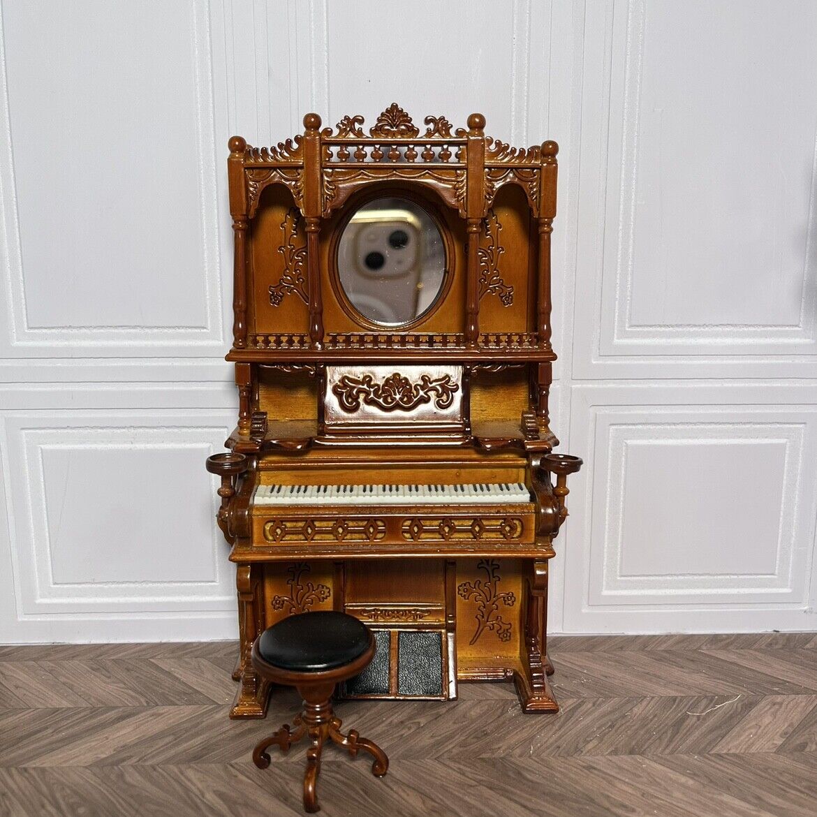Ensemble de piano vintage miniature avec tabouret miroir et fleurs sculptées à l'échelle 1/12