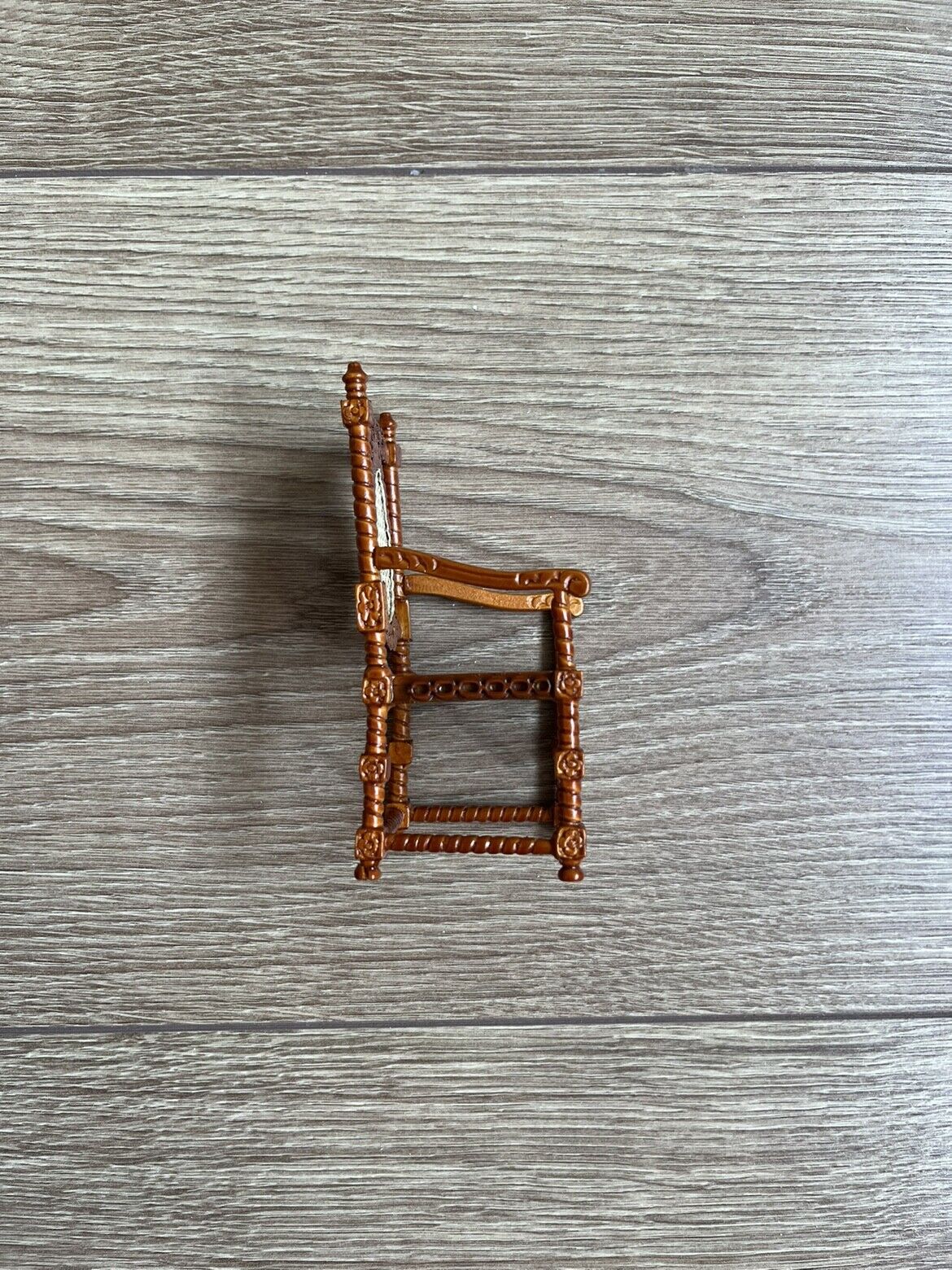 Sillón de nogal tallado a mano con malla fina, muebles en miniatura a escala 1:12 para casa de muñecas