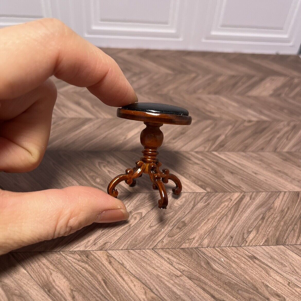 Ensemble de piano vintage miniature avec tabouret miroir et fleurs sculptées à l'échelle 1/12