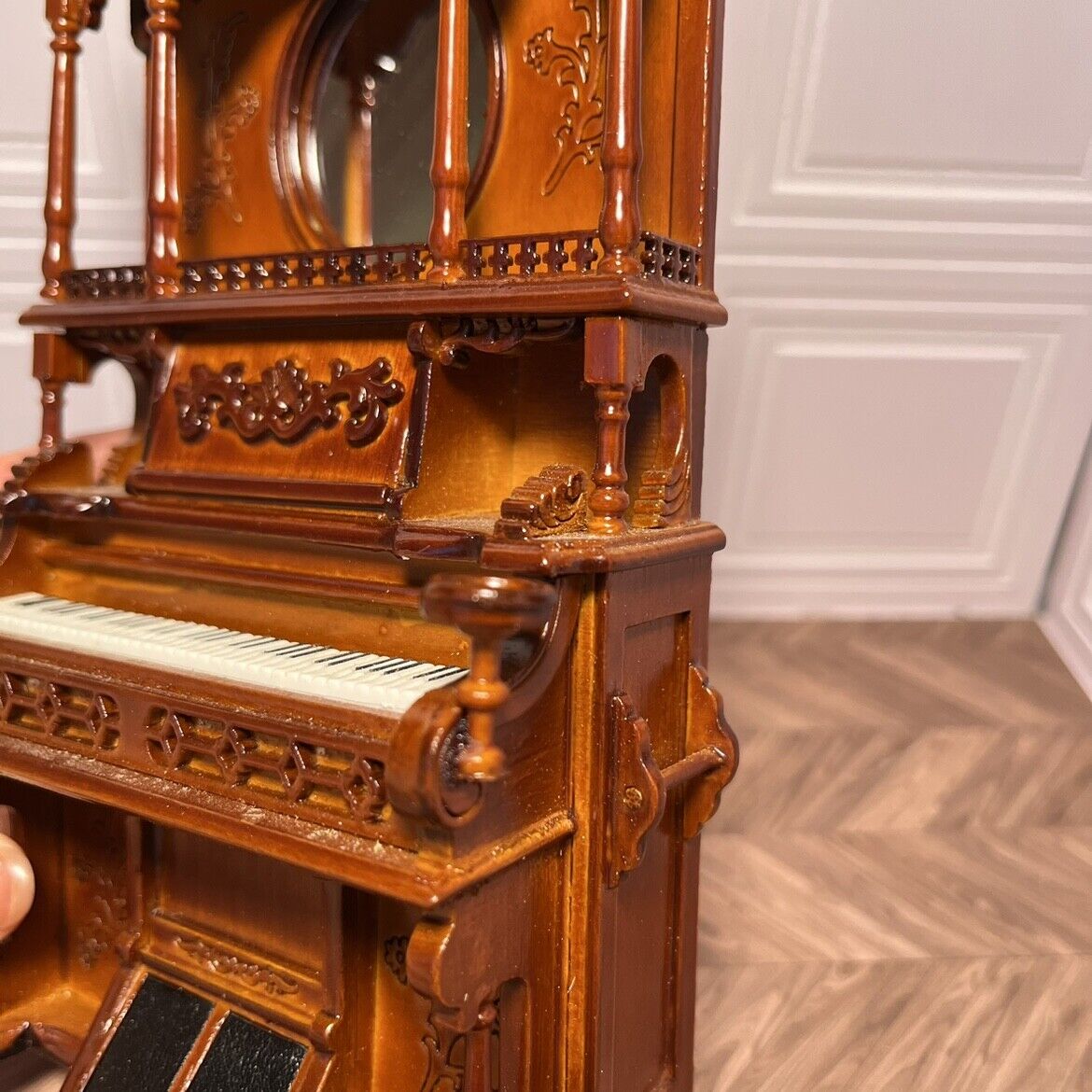 Ensemble de piano vintage miniature avec tabouret miroir et fleurs sculptées à l'échelle 1/12